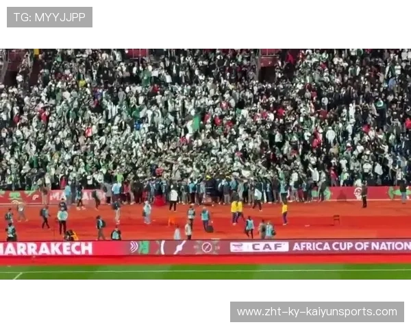 足球迷冲场突发暴动，队长温情抱住安抚的感人瞬间