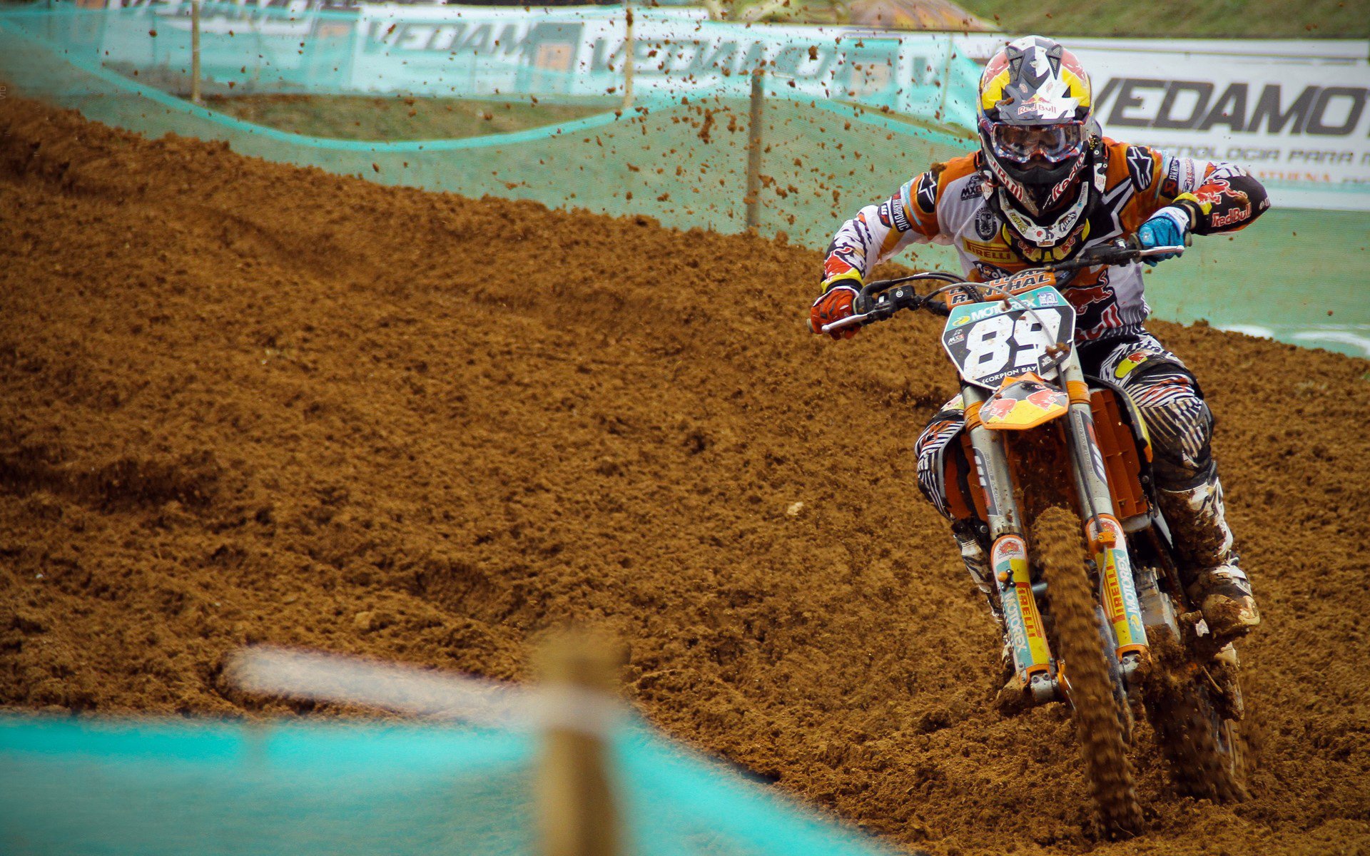 拼搏精神推动中国篮球前行，篮球运动培养人的顽强拼搏