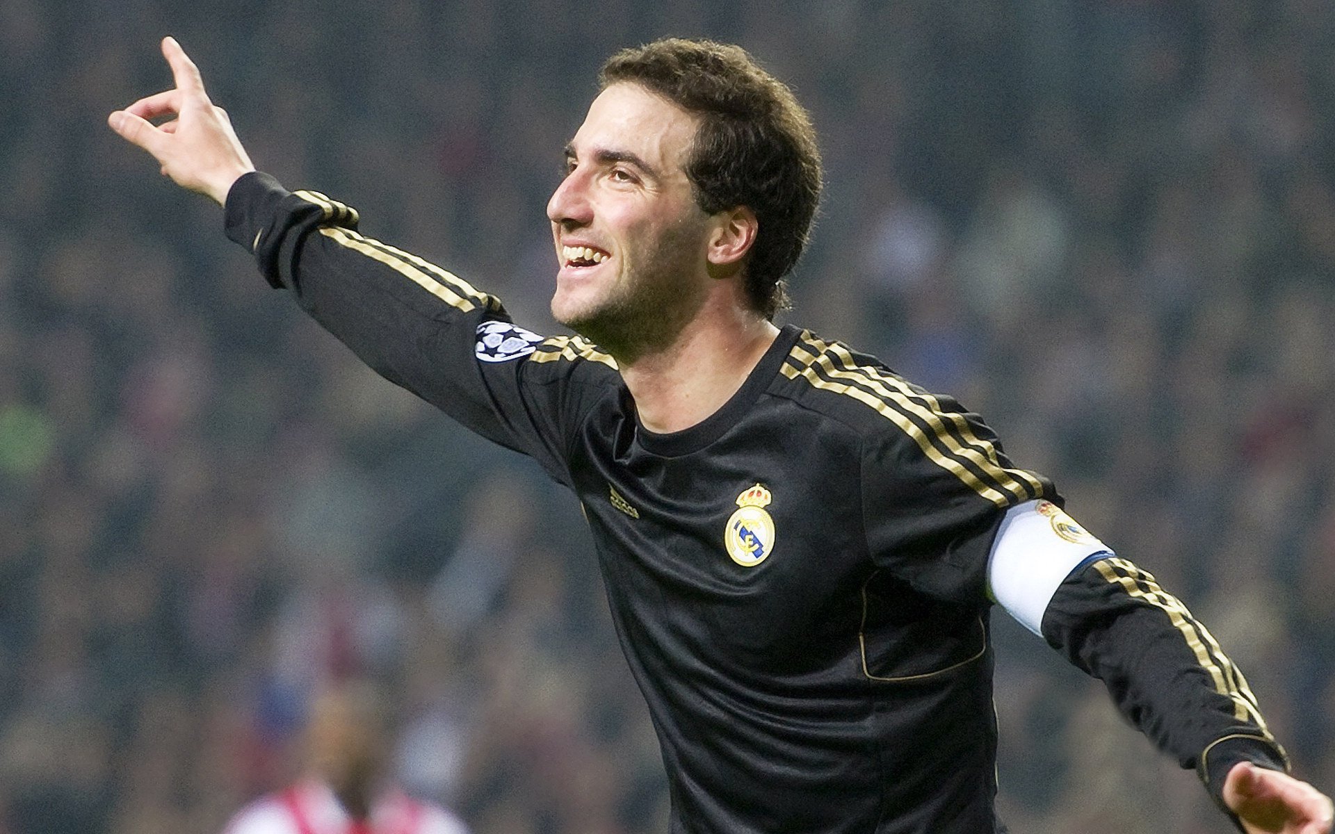 开云竞猜官网-皇家马德里豪取连续胜利，领跑西甲，皇家马德里组合